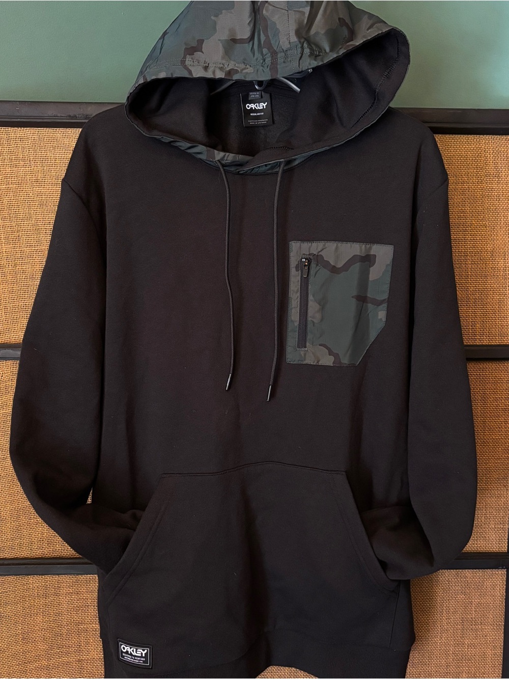 OAKLEY MENS BLACK SIZE XL REGULAR FIT PULLOVER HOODIE. Cuff left arm small tear.